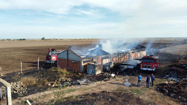 Edirne'de çiftlik yangınında, yaklaşık 80 tavuk öldü