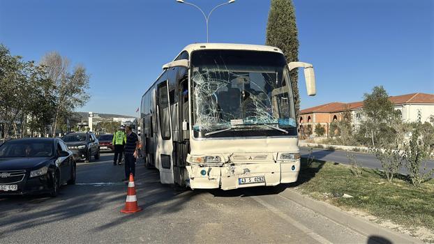 Kütahya’da işçi servis otobüsleri çarpıştı; 3 yaralı