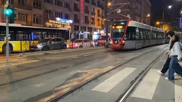 Fatih'te karşıdan karşıya geçmeye çalışan bir kişiye tramvay çarptı