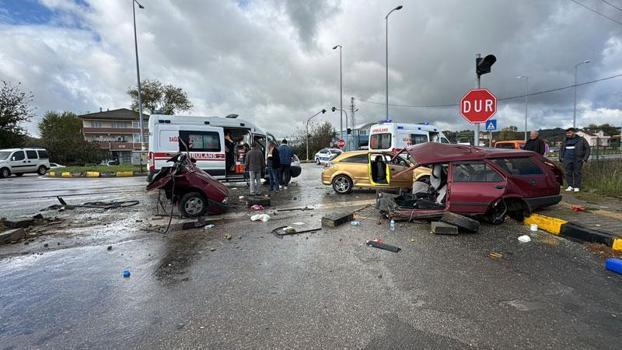 Kavşakta çarpışan otomobillerden biri ikiye bölündü; 1'i çocuk, 6 yaralı