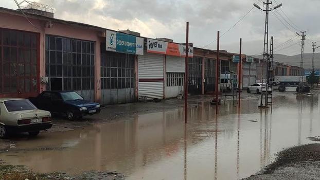 Ağrı'da kar, yağmur ve dolu etkili oldu