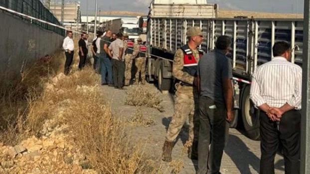 Şanlıurfa'da TIR'a dorse bağlamak isterken körüğün patlamasıyla öldü