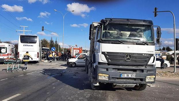 Afyonkarahisar'da yolcu otobüsü ile kamyon çarpıştı: 1 ölü, 19 yaralı