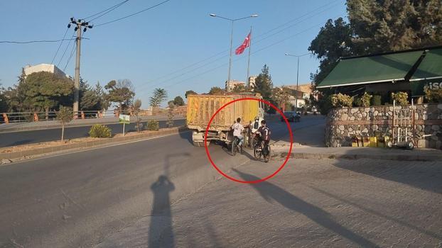 Kamyona tutunan bisikletli çocukların tehlikeli yolculuğu kamerada