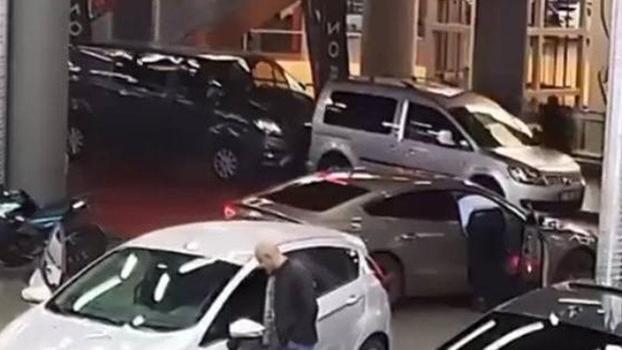 Esenyurt’ta çarşaf giyip otomatik silahla oto galeriye kurşun yağdırdı; o anlar kamerada