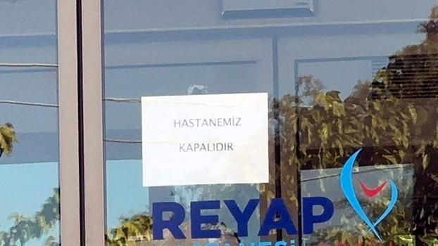 Yenidoğan çetesi soruşturmasında ruhsatı iptal edilen hastaneye ‘kapalıdır’ yazısı asıldı