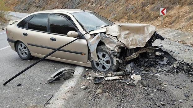 Otomobil ile minibüs kafa kafaya çarpıştı: 10 yaralı