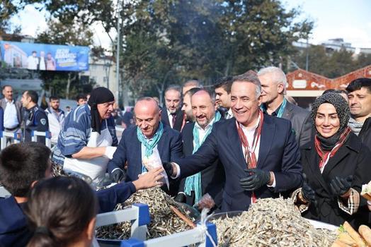 Sultangazi’de gerçekleşen Hamsi Festivali’nde 2 ton hamsi dağıtıldı