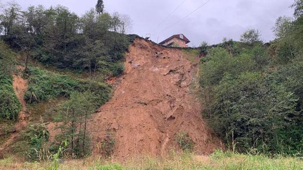 Rize'de heyelan; 2 boş ev toprak altında kaldı