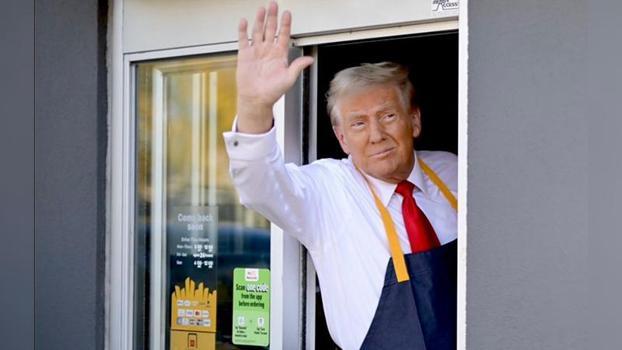 Trump, fast food restoranında patates kızarttı