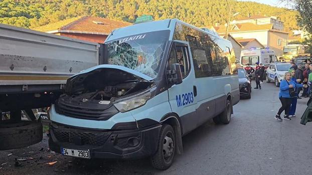 Maltepe'de minibüs park halindeki TIR'a çarptı: 8 yaralı