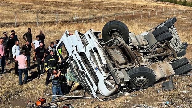 Gaziantep’te, şarampole devrilen beton mikserinin sürücüsü öldü