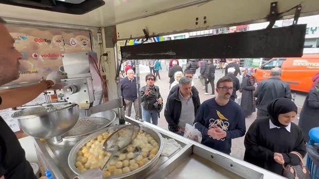 Kadıköy'de FETÖ elebaşının ölümünü lokma dağıtarak kutladı