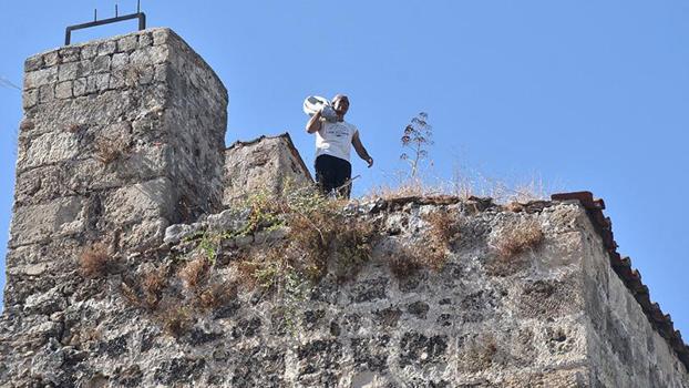 Kaçırıldığını iddia ettiği oğlunun bulunması için tarihi burca çıktı