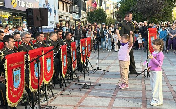 Edirne'de askeri bandonun 29 Ekim konserinde çocuklar şeflik yaptı