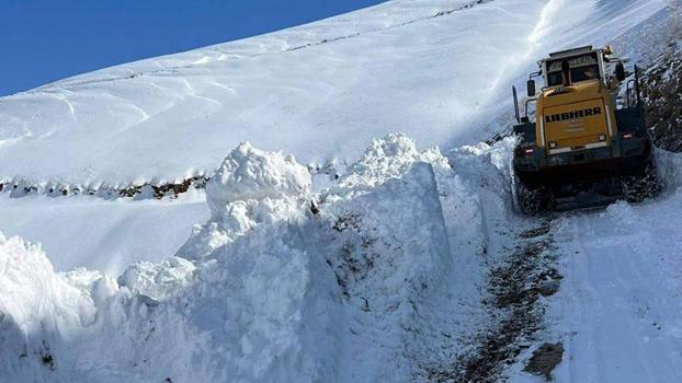 Hakkari'de üs bölgesi yolunda kar kalınlığı 1 metreye ulaştı; ekipler çalışma başlattı