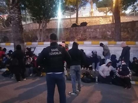 İzmir'de 57 kaçak göçmen ile 4 organizatör yakalandı, 41 kaçak göçmen kurtarıldı