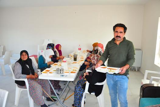 Yemek yapmakta zorlanan annesinden esinlenen muhtar, yaşlılara her gün yemek hazırlıyor