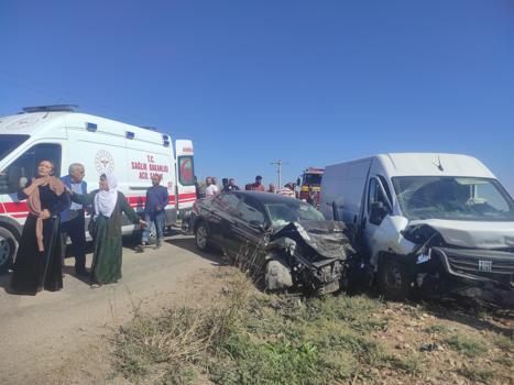 Mardin'de minibüsle çarpışan otomobilin sürücüsü yaralandı