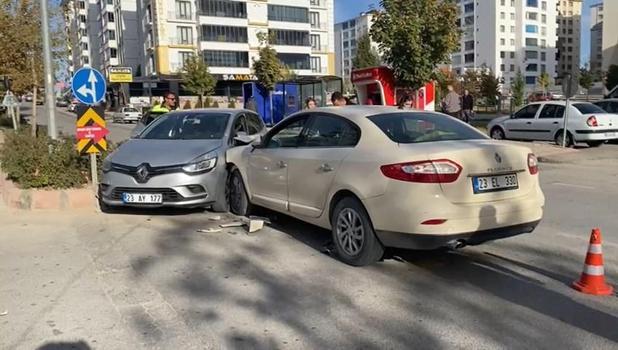 Elazığ’da otomobiller çarpıştı: 4 yaralı