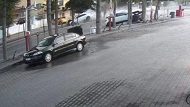 Aksaray'da 2 otomobilin çarpışması kamerada; 1 ölü, 2 yaralı