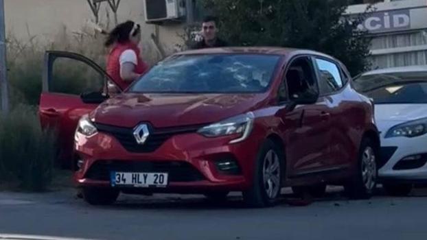 Arnavutköy'de elindeki satırla defalarca otomobile vurdu; o anlar kamerada