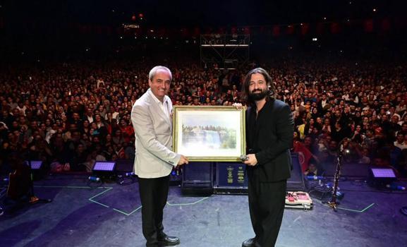 Kepez'in ilk Cumhuriyet Bayramı konserinde Koray Avcı rüzgarı