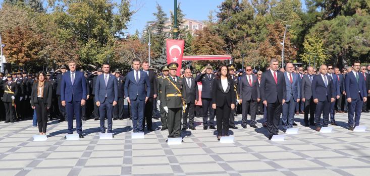 Burdur'da çelenk sunma töreni yapıldı