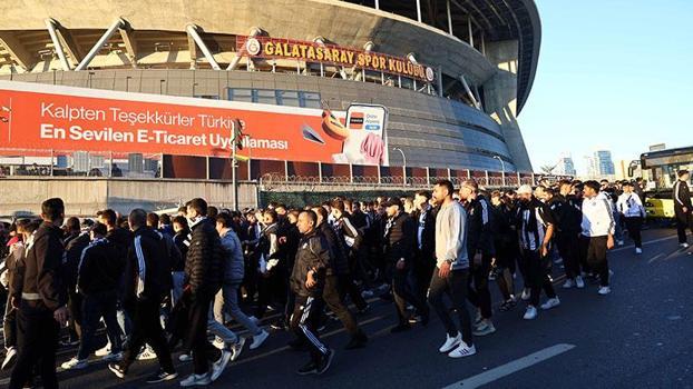 Beşiktaş taraftarı tezahüratlar eşliğinde RAMS Park'a ulaştı