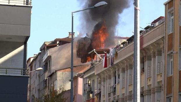 Küçükçekmece'de çatı yangını; 1 kişi dumandan etkilendi