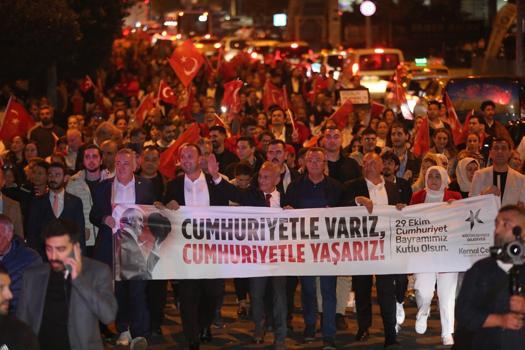 Cumhuriyet’in 101’inci yılı Küçükçekmece’de Hande Yener konseri ile kutlandı