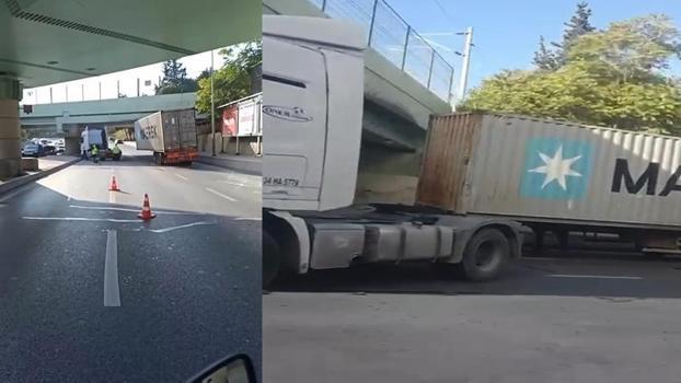 Bakırköy'de TIR üst geçite çarptı