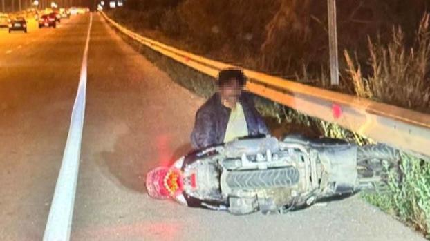 Motosikletiyle bariyere çarptı, yola devam edince minibüsün altına girdi