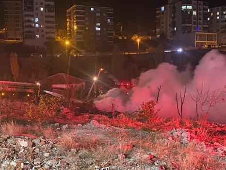 Ankara'da palet deposunda çıkan yangın, eve sıçradı