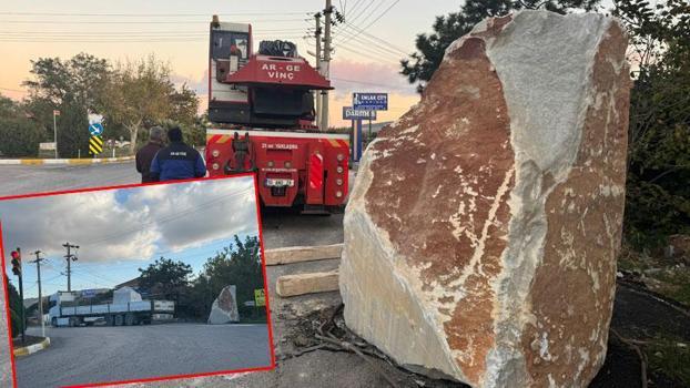 Seyir halindeki TIR'dan 12 ton ağırlığındaki mermer blok, yola düştü