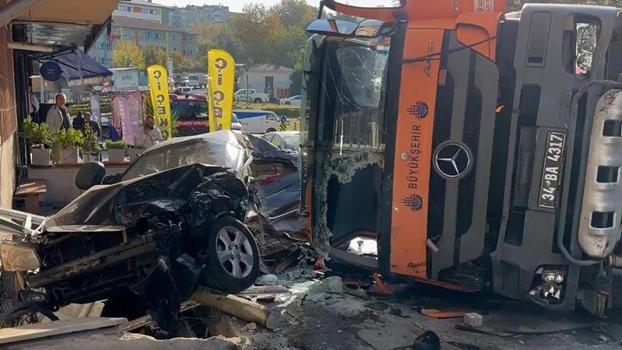 Bayrampaşa'da yol bakım aracı 8 araca çarptı; kaza kamerada