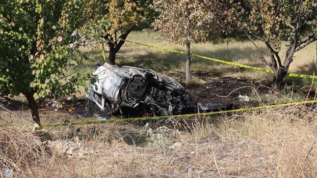 Malatya'da otomobil, devrilip alev aldı; 2 ölü