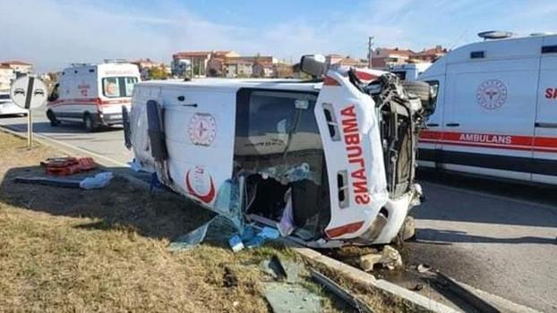 Hasta taşıyan ambulansla otomobil çarpıştı: 3'ü sağlık çalışanı, 7 yaralı