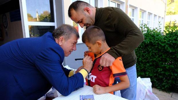 Kırsal mahalledeki okulları ziyaret eden Tanju Çolak’a öğrencilerden yoğun ilgi