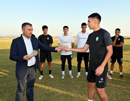 Başkan Kara genç futbolcuları ödüllendirdi