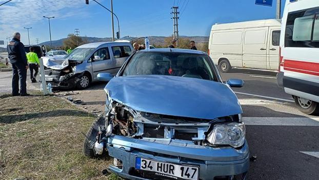 Bolu'da hafif ticari araç ile otomobil çarpıştı: 7 yaralı