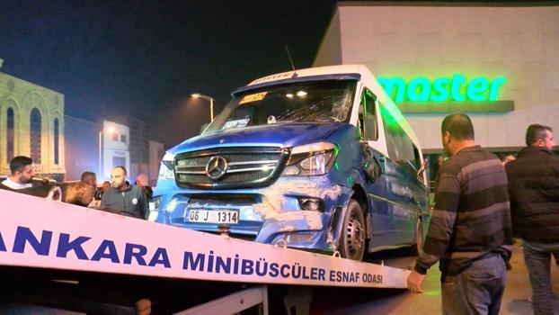 Ankara'da otomobilin çarptığı yolcu minibüsü devrildi; 6 kişinin yaralandığı kaza kamerada