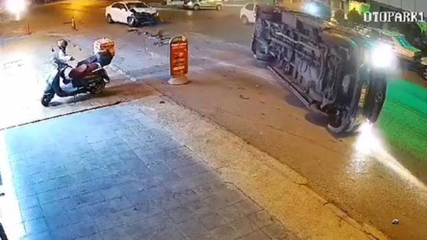 Ankara'da otomobilin çarptığı yolcu minibüsü devrildi; 6 kişinin yaralandığı kaza kamerada