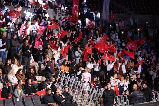 Sinan Akçıl Hatay’da Cumhuriyet konseri verdi