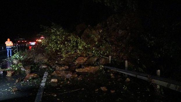 Rize’de heyelan; Karadeniz Sahil Yolu tek yönlü ulaşıma kapandı; 3 araçta hasar oluştu