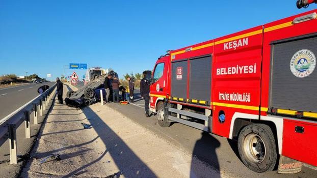 Kazaya bakmak için yavaşlayan sürücünün aracına çarpan otomobil, takla attı