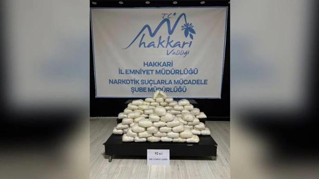 Hakkari'de, otomobilde yapılan aramada 92 kilogram metamfetamin ele geçirildi