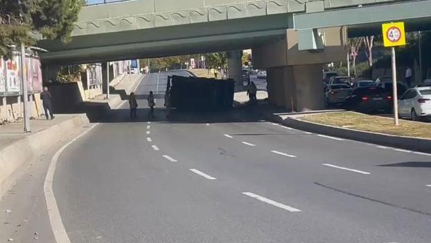 Bakırköy'de vinç üst geçide çarparak devrildi