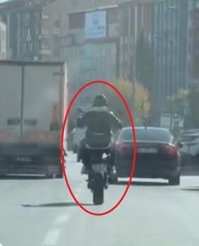 Trafikte motosikletiyle tehlikeli hareketler yapan sürücüye 7 bin TL ceza; o anlar kamerada