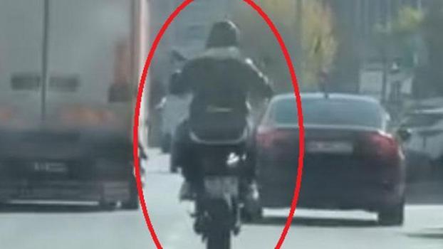 Trafikte motosikletiyle tehlikeli hareketler yapan sürücüye 7 bin TL ceza; o anlar kamerada